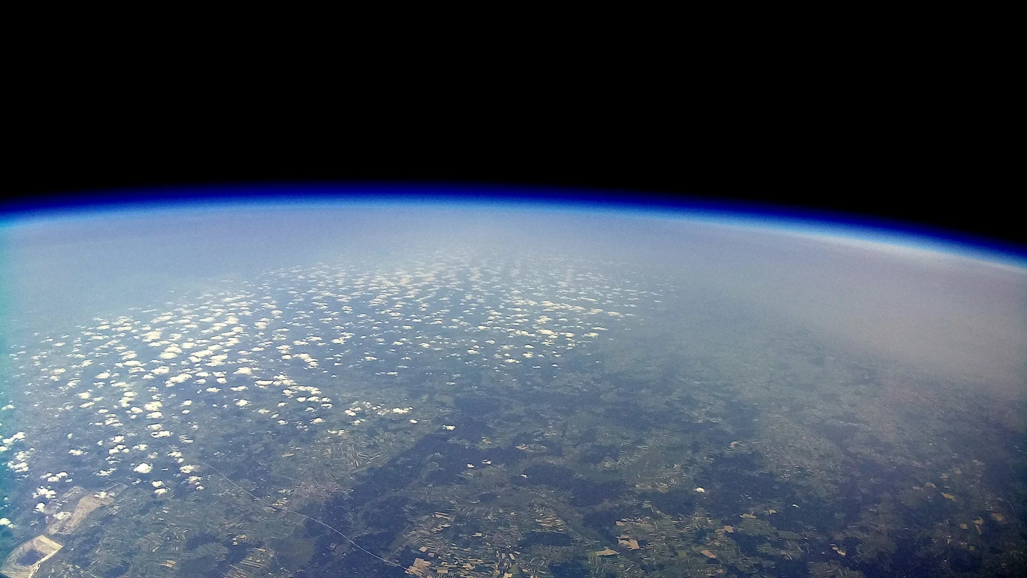 Widok Ziemi i horyzontu ze stratosfery
