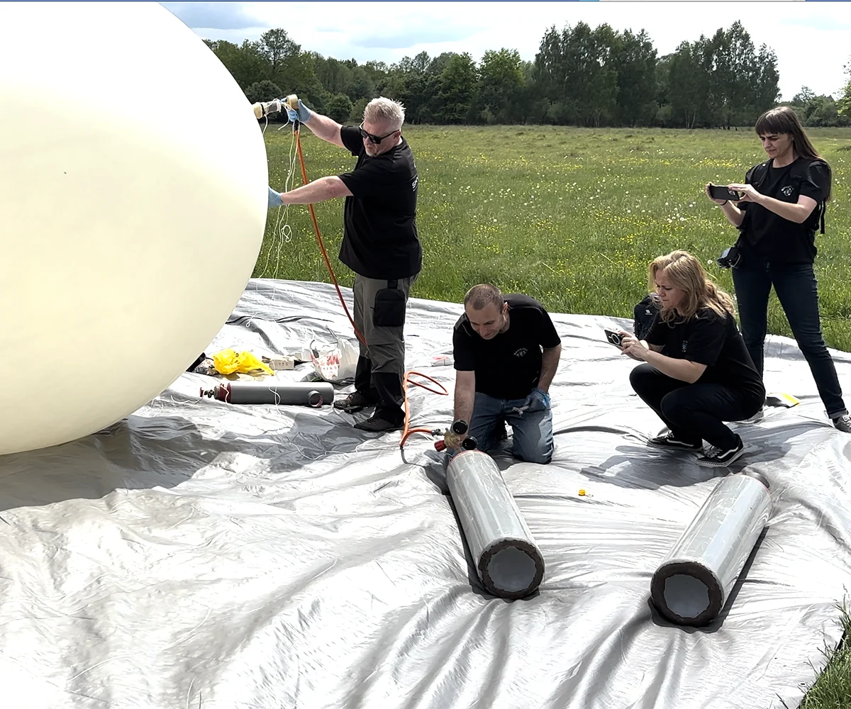 Cztery osoby z zespołu SkyEdge podczas przygotowania balonu do misji NSL-45 w Skotnikach